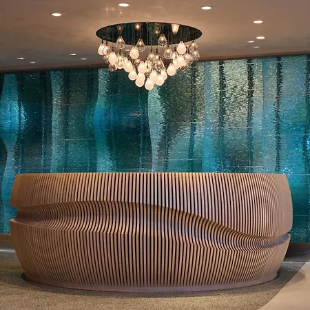 Fairmont Golden מלון